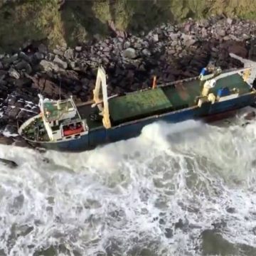 Πλοίο-φάντασμα που έπλεε στον Ατλαντικό για πάνω από έναν χρόνο ξεβράστηκε στην Ιρλανδία.