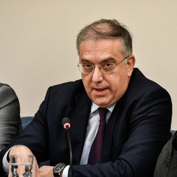 O υπουργός Εσωτερικών Τάκης Θεοδωρικάκος κατά την διάρκεια ομιλίας του σε εκδήλωση Νομαρχιακής οργάνωσης της ΝΔ στην Καστοριά ανακοίνωσε την δρομολόγηση προγραμματικών συμβάσεων ανάμεσα στους δήμους και την ΕΕΤΑ για την πρόσληψη με συμβάσεις έργου, μηχανικών που θα διατεθούν στους δήμους για να συμβάλλουν στην εκτέλεση μελετών και έργων.