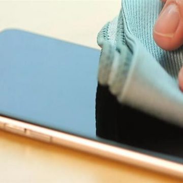 Κορωνοϊός: Πώς να καθαρίσετε σωστά το κινητό σας – Το αγγίζετε πάνω από 2.600 φορές την ημέρα