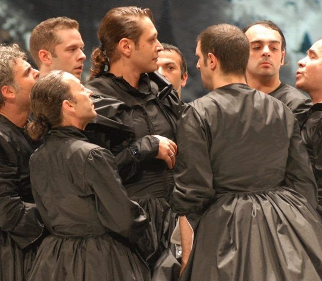 Οκτώ Γυναίκες»: Η ιστορική παράσταση του Νίκου Καραθάνου είναι διαθέσιμη online