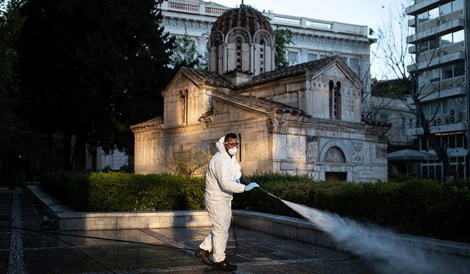 Bloomberg: Οι ταπεινοί Ελληνες δείχνουν στον κόσμο πώς να διαχειριστεί την πανδημία