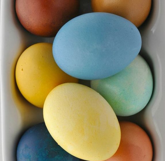 Βάφουμε τα πασχαλινα αυγά, με φυσικές φυτικές βαφές