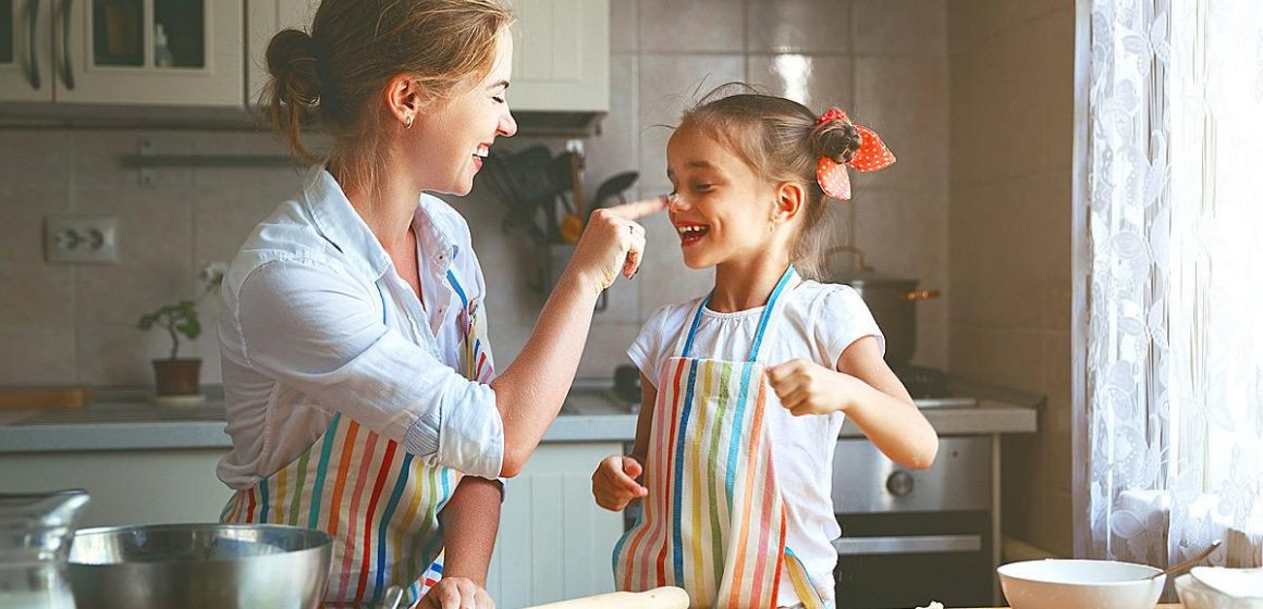 7 λόγοι για να μάθετε στα παιδιά να μαγειρεύουν στην καραντίνα