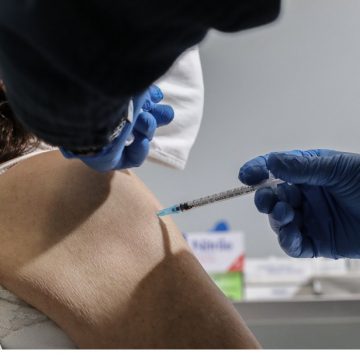 Άνοιξε σήμερα, Παρασκευή 2 Απριλίου, η πλατφόρμα emvolio.gov.gr για τις ηλικίες 65-69 ετών. Πώς μπορείτε να κλείσετε ραντεβού (ή να αλλάξετε την προγραμματισμένη ημερομηνία) και όσα πρέπει να ξέρετε για τον εμβολιασμό στη χώρα μας.