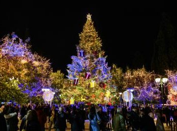 Φαντασμαγορική η φωταγώγηση του Χριστουγεννιάτικου Δέντρου στην Πλατεία Συντάγματος